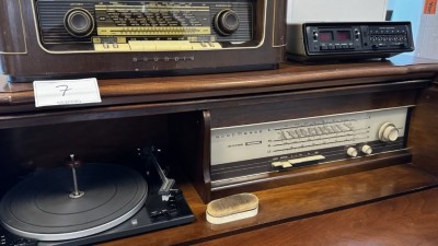 1 Musiktruhe mit Röhrenradio
